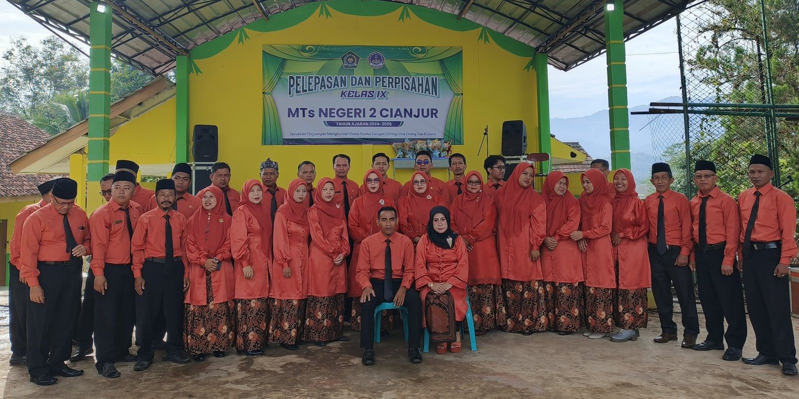 Foto bersama kegiatan Perpisahan kelas IX
